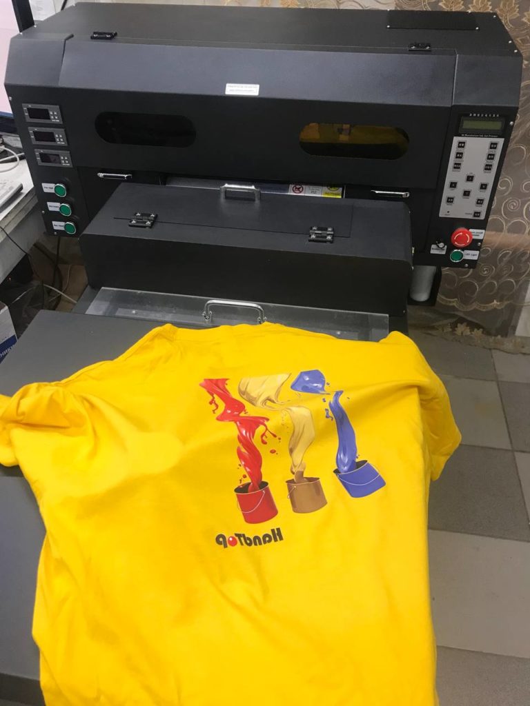 печать на желтой футболке пантонами